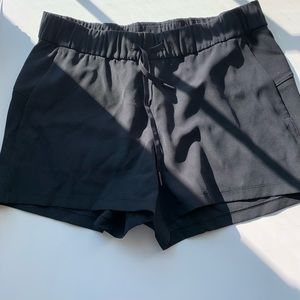 Lululemon On the Fly Short in Black 2.5”